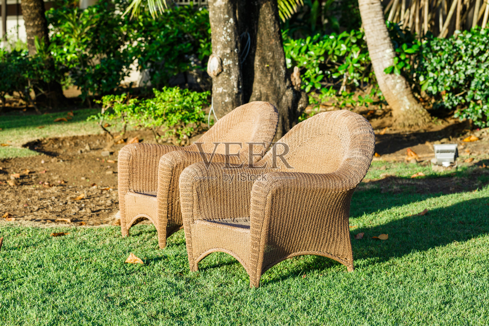 戶外藤椅在一個(gè)陽(yáng)光明媚的日子照片攝影